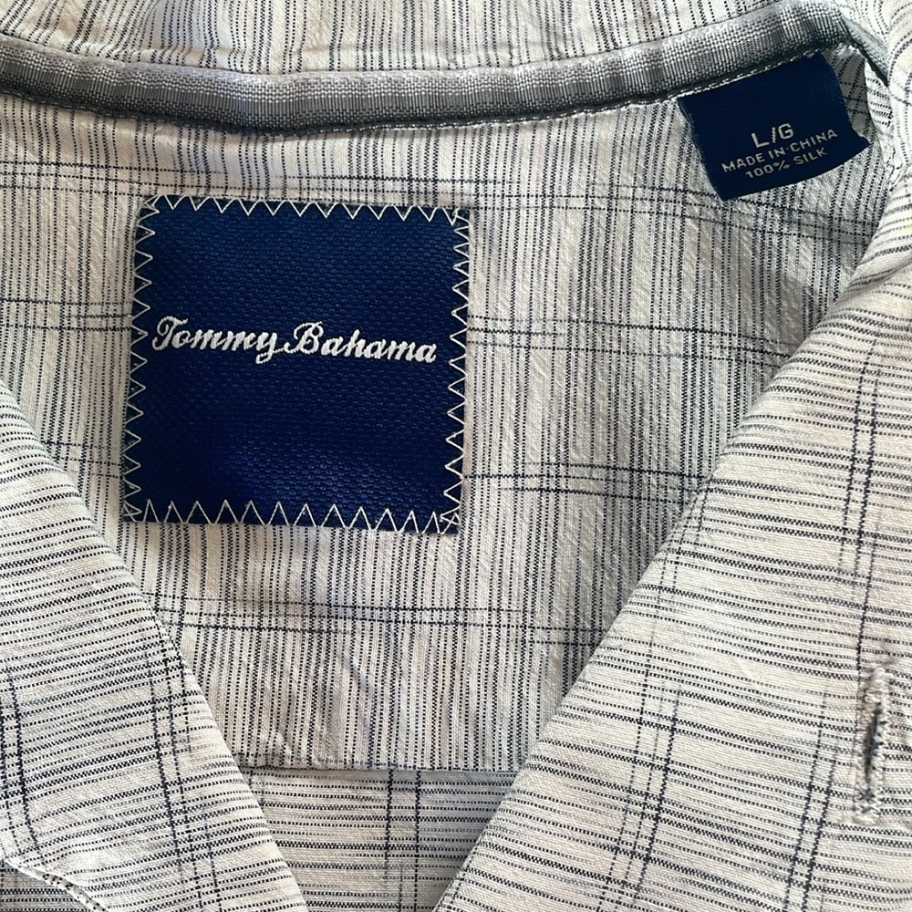 Tommy Bahama 💯 Silk Short Sleeve Button-Down Shirt in Light Gray & Ivor… - Picture 7 of 9